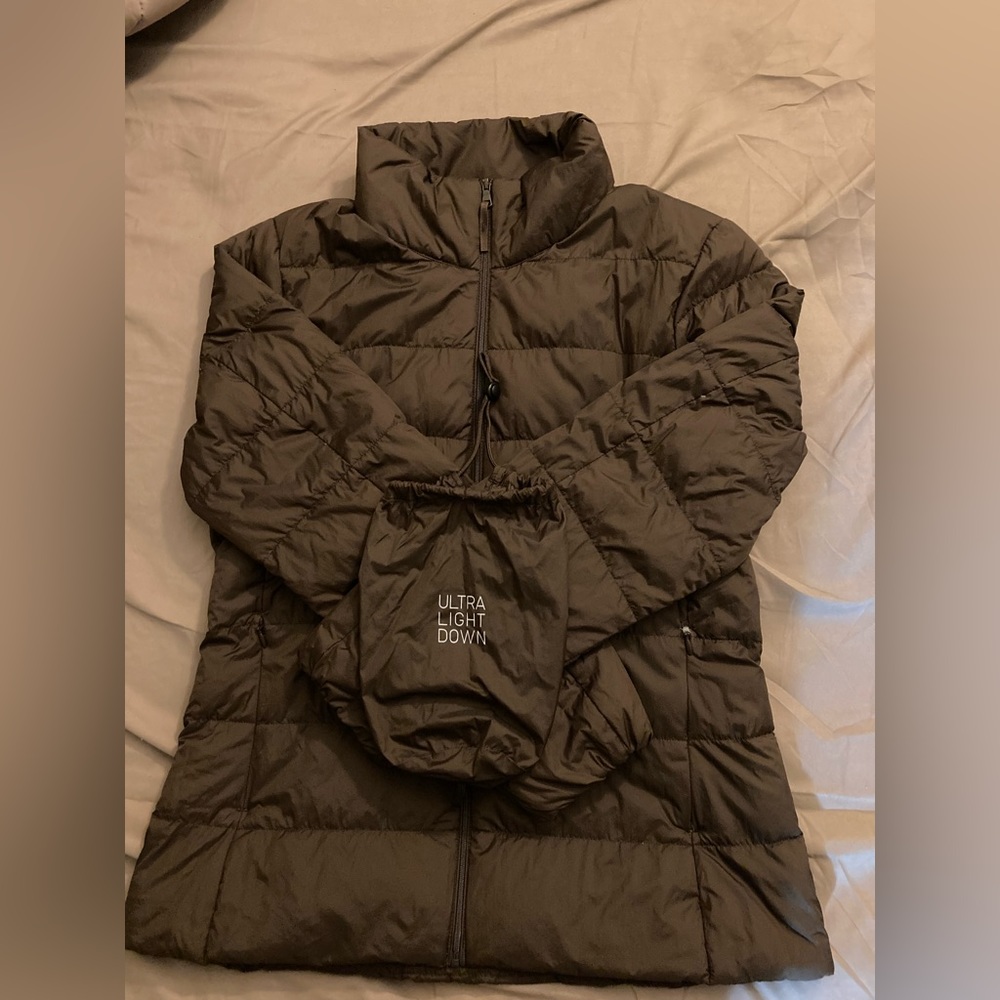 Uniqlo ultra light down puffer jacket. Very lightweight. Comes with a pouch.